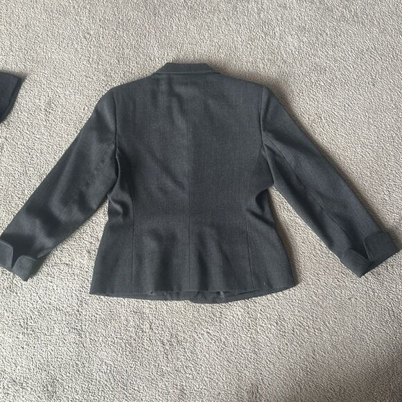 Harve Bernard by Bernard Holtzman Petite Velvet Trimmed Blazer! - Picture 2 of 10